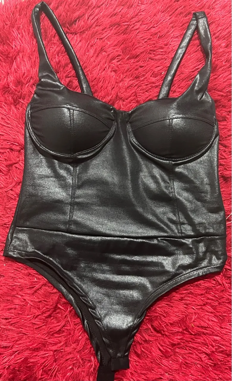 Body de couro sintético preto