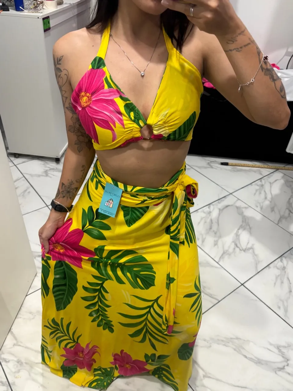 Conjunto de cropped e saia tropical