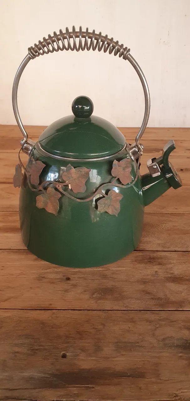 Chaleira esmaltada com apito, detalhes em ferro - Foto 3