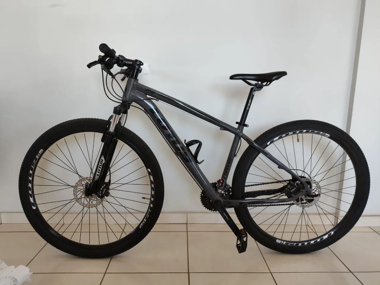 Bicicleta 29 Alumínio Lotus Tamanho 17.5 21v Muito Nova Sem Detalhes
