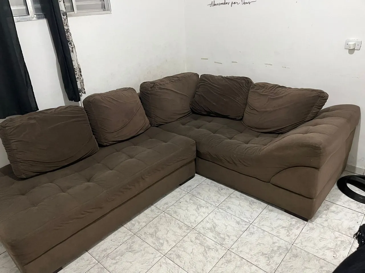 Sofá de canto espaçoso e confortável
