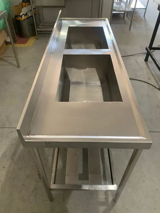 Pia de dois bojos com bancada de inox 