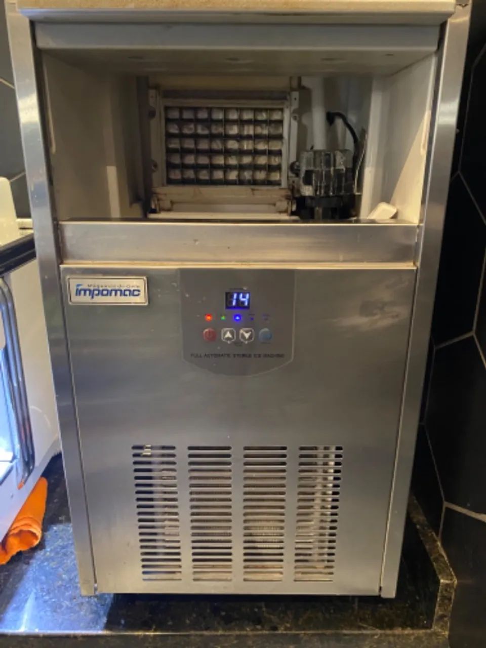 Máquina de Gelo IMPOMAC - 220v - Faz até 38 kg de gelo por dia