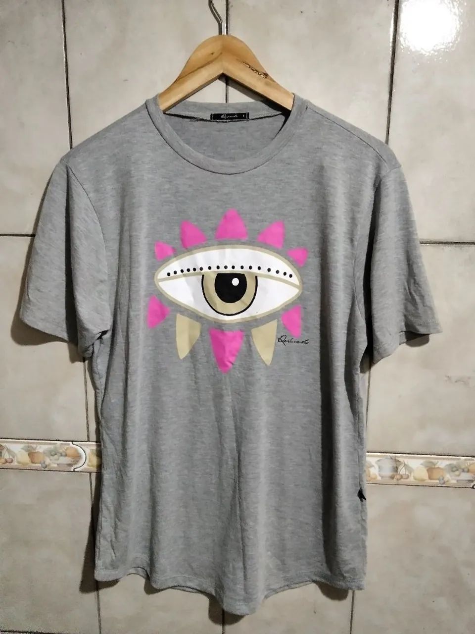 Camiseta  Revanche Cinza com Estampa de Olho