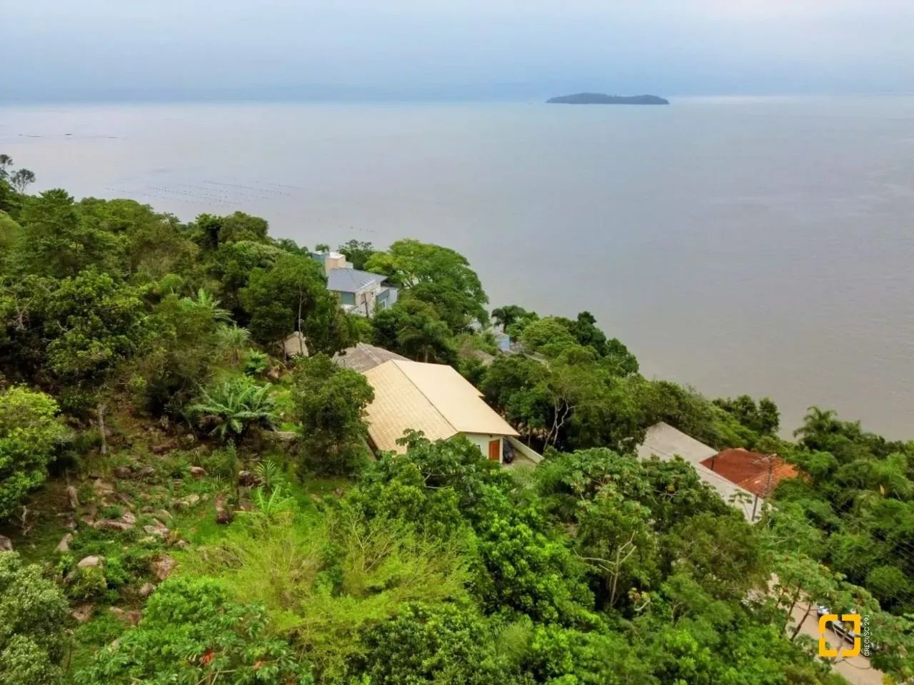 Descubra o seu refúgio perfeito neste incrível terreno à venda em Sambaqui.Apresentamos um