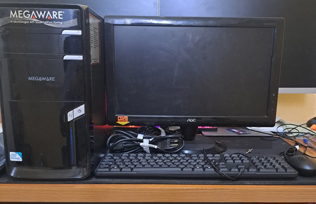 Computador Desktop MegaWare com Monitor e Periféricos