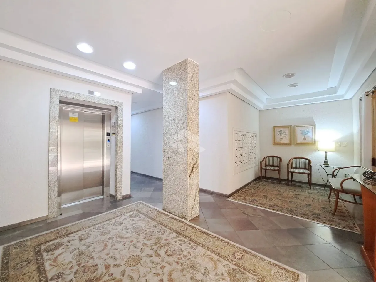 Apartamento, 2 dormitorios, semi-mobiliado, com sacada, 1 vaga, no Bairro Petropolis