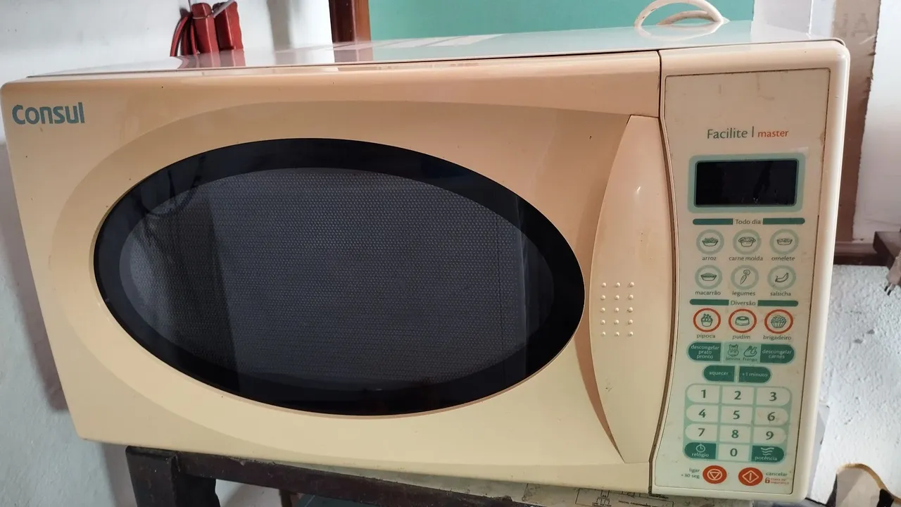 Microondas 30 litros semi-novo.