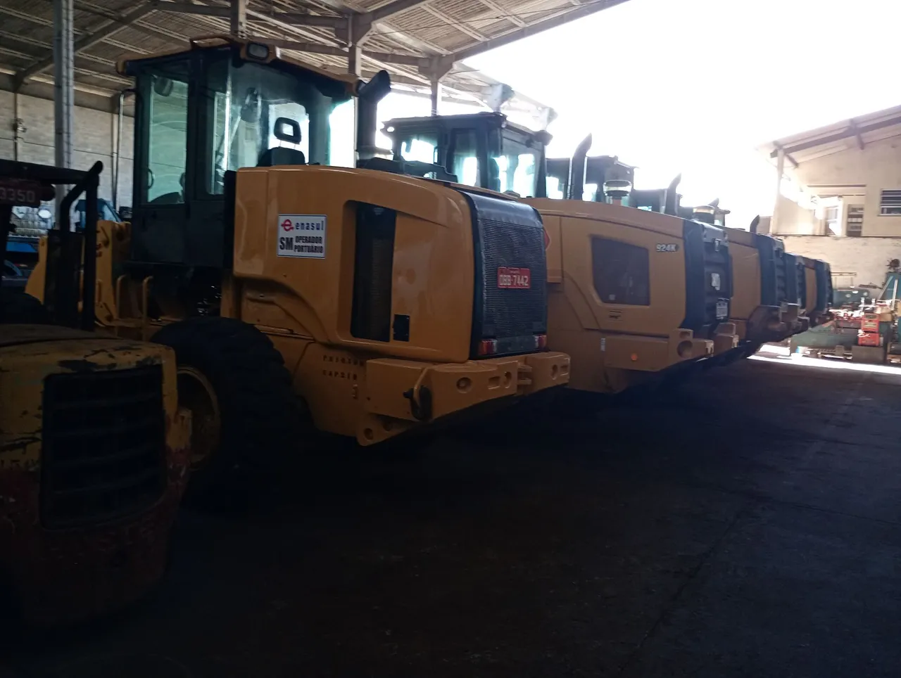 Vendo várias pás carregadeiras marca Caterpillar.