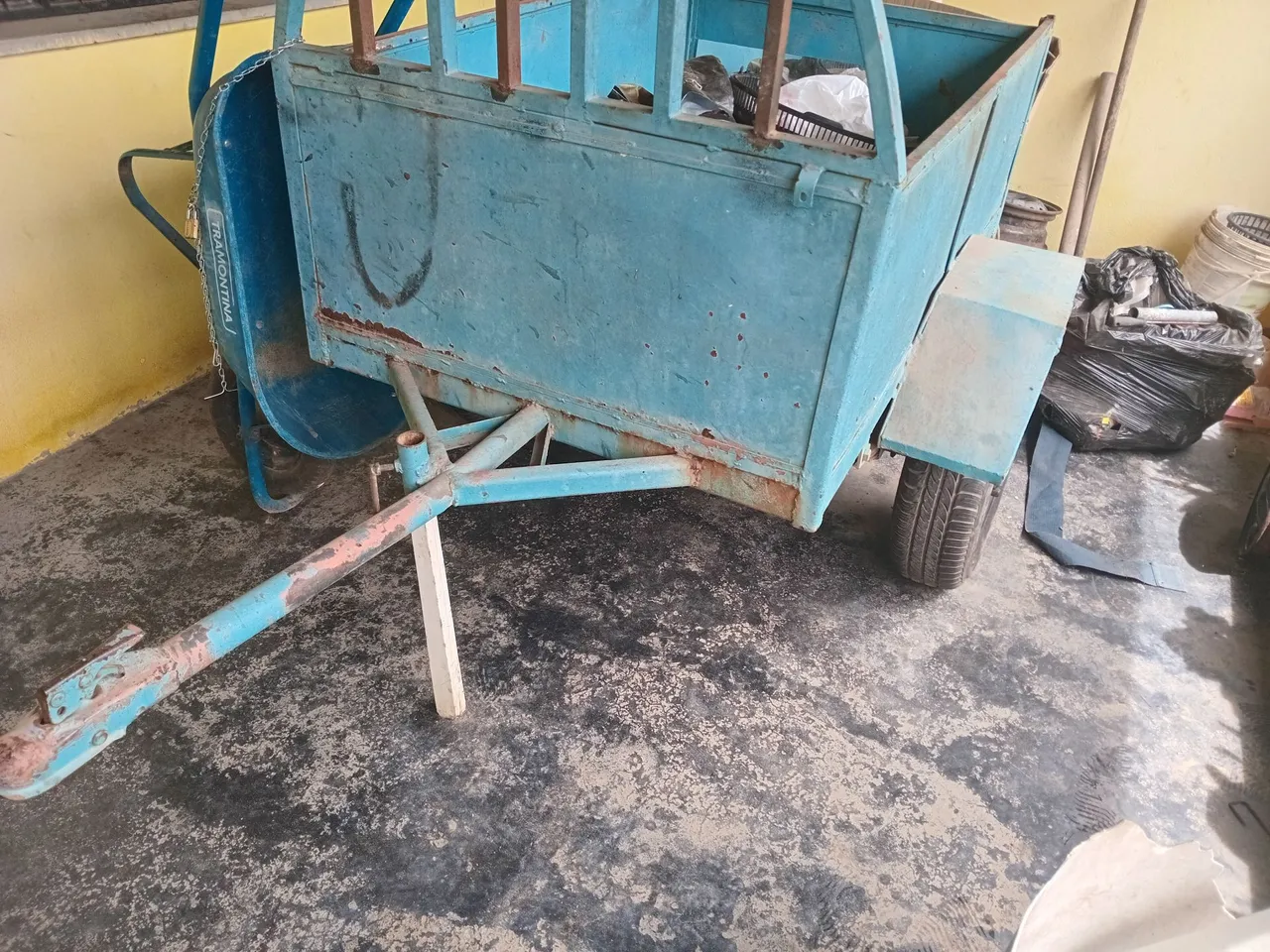 Carretinha azul para transporte