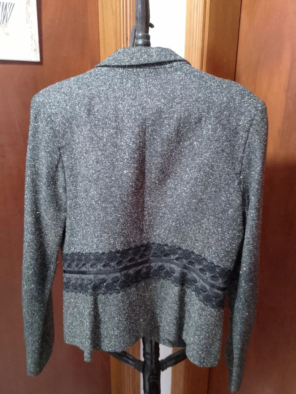 Blazer cinza com detalhe em renda. EM EXCELENTE ESTADO E QUALIDADE  - Foto 3
