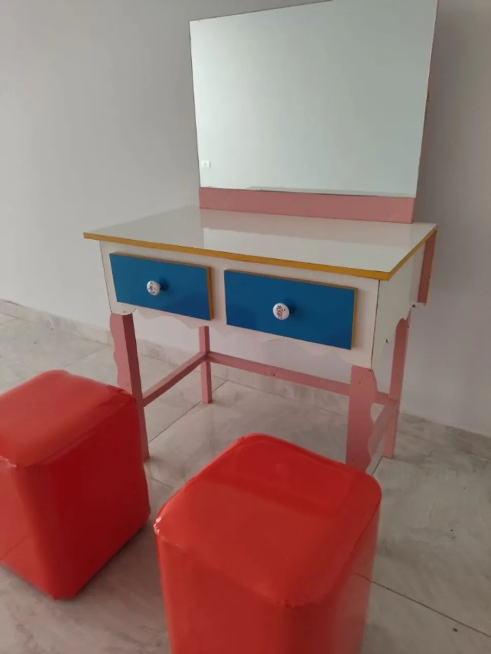 Penteadeira Infantil com 2 Puffs - Foto 3