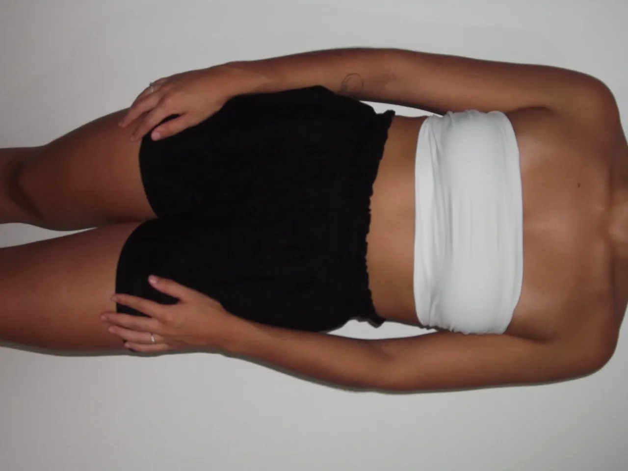 Conjunto short preto elástico e top branco amarrações