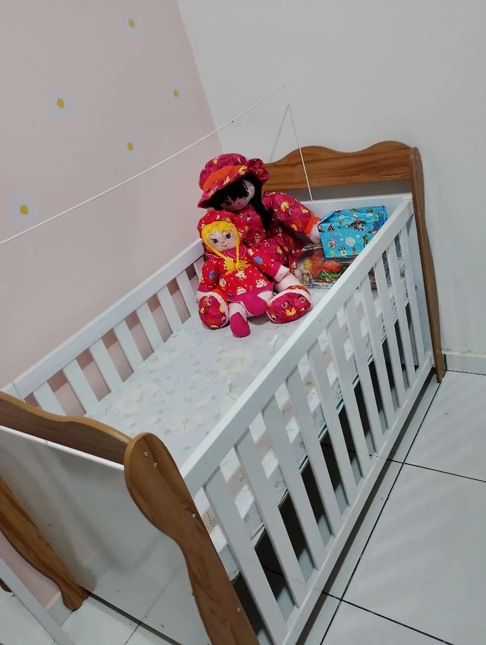 Vendo berço e guarda roupa novo , nunca usado .