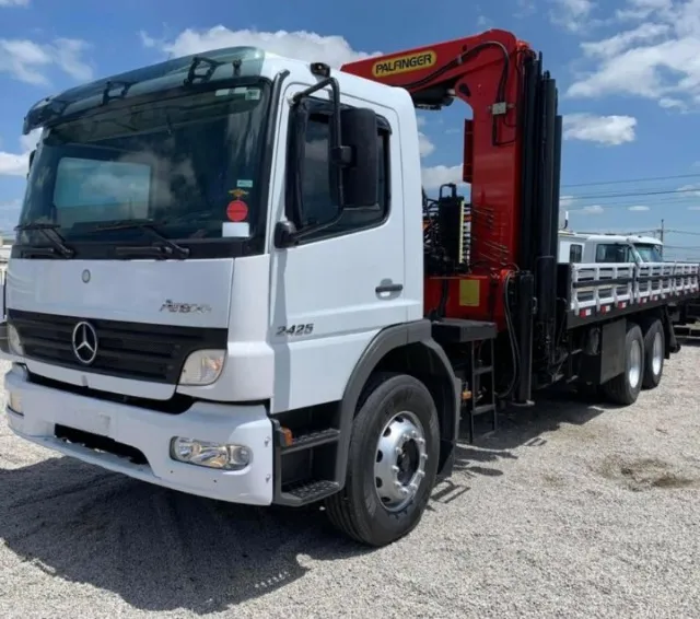 Mb atego 2425 2011 6x2 com munck