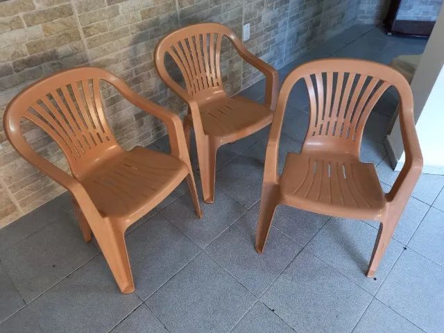 Conjunto de mesa com cadeira plásticas - Foto 2