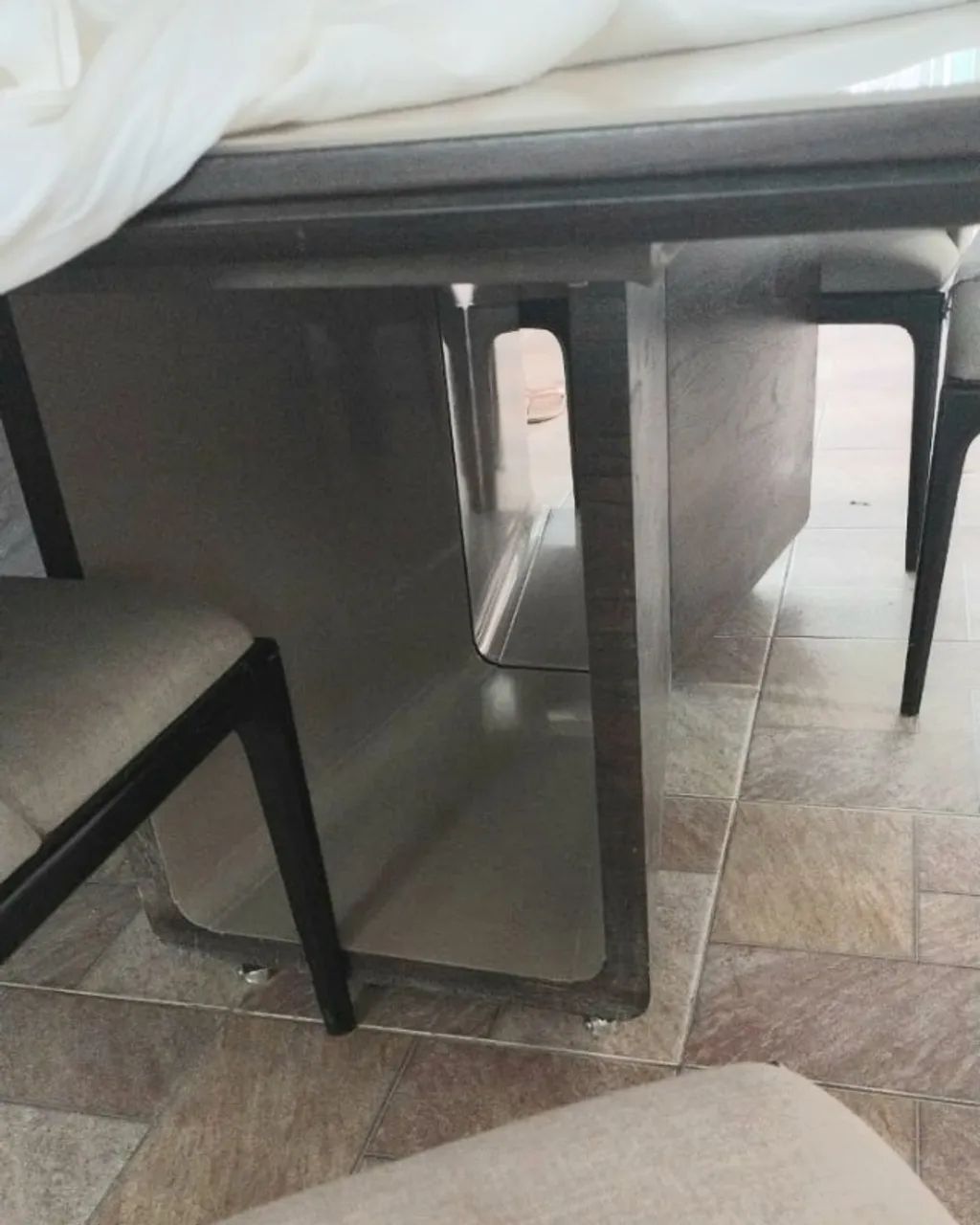 Mesa de jantar tampo de vidro, retangular com 6 poltronas estofadas. - Foto 3