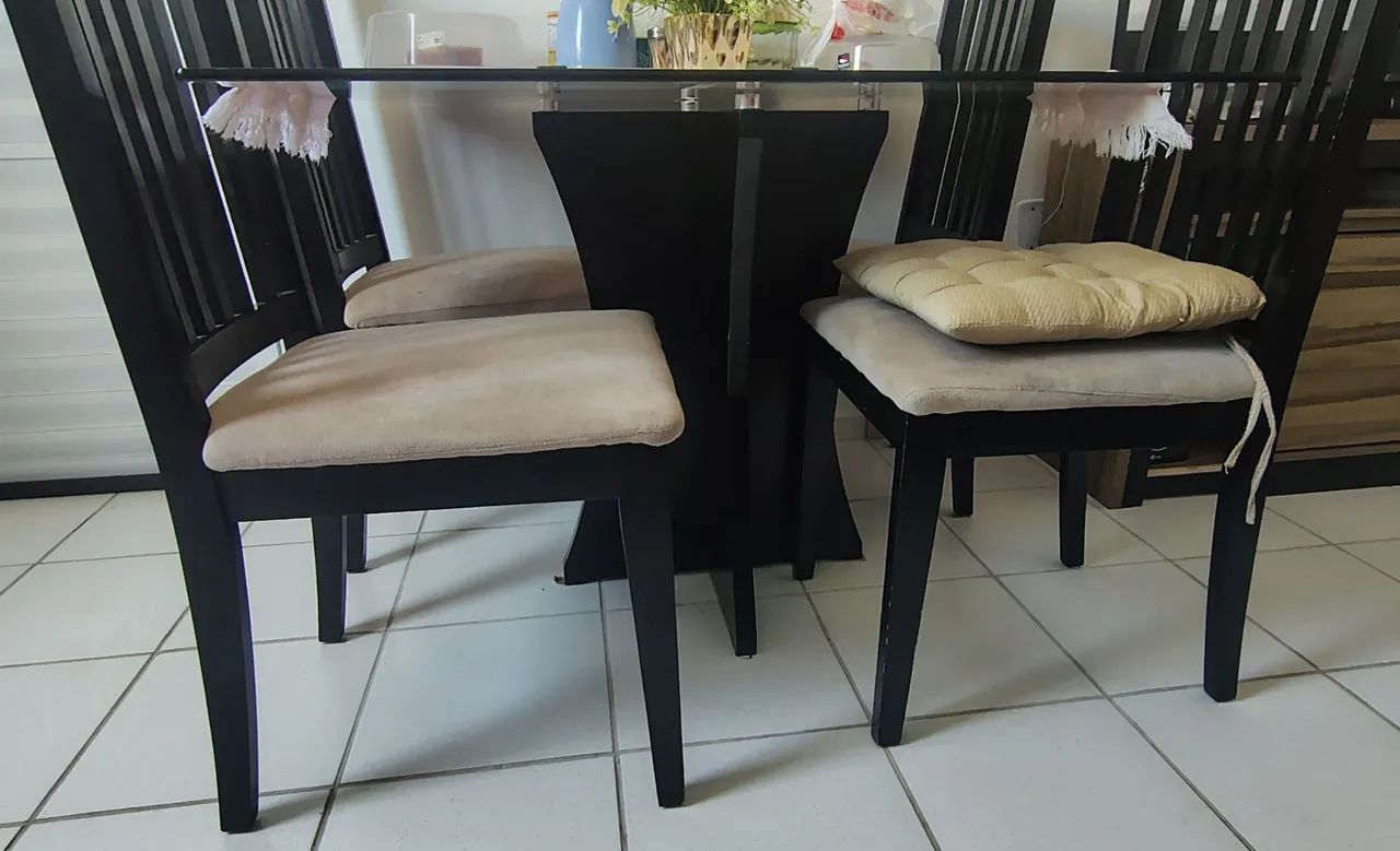 Vendo mesa de de madeira com 4 cadeiras