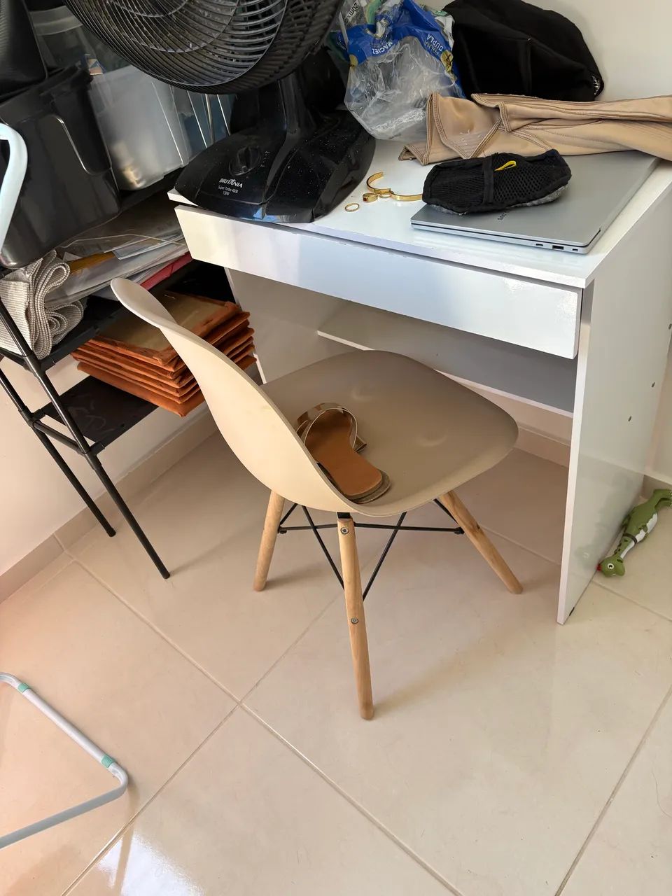 Bancada de estudo pequena com cadeira 