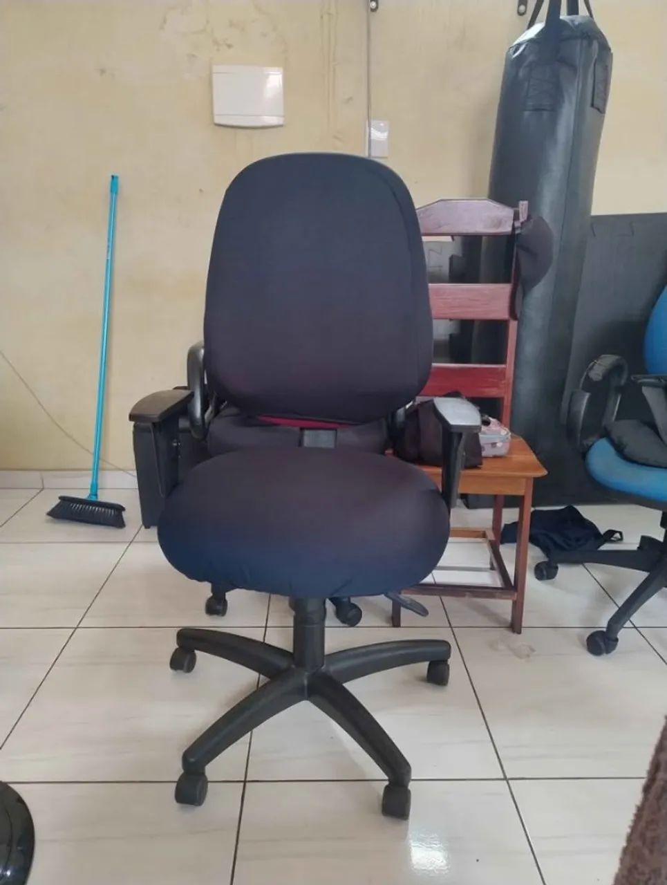 Cadeira de escritóriovermelha, tipo II, presidente com capa e suporte de coluna