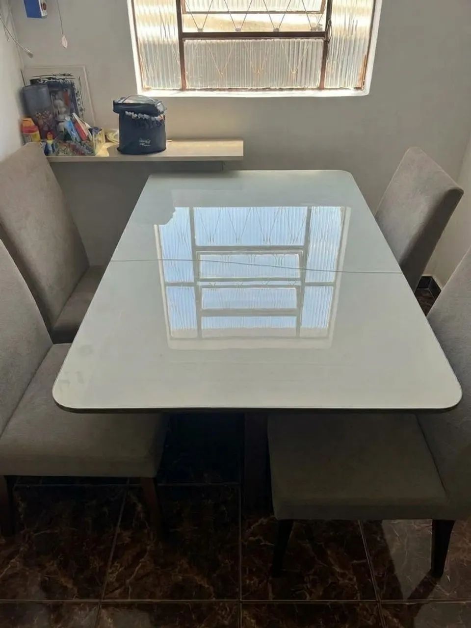 Mesa de vidro com madeira, 4 cadeiras 