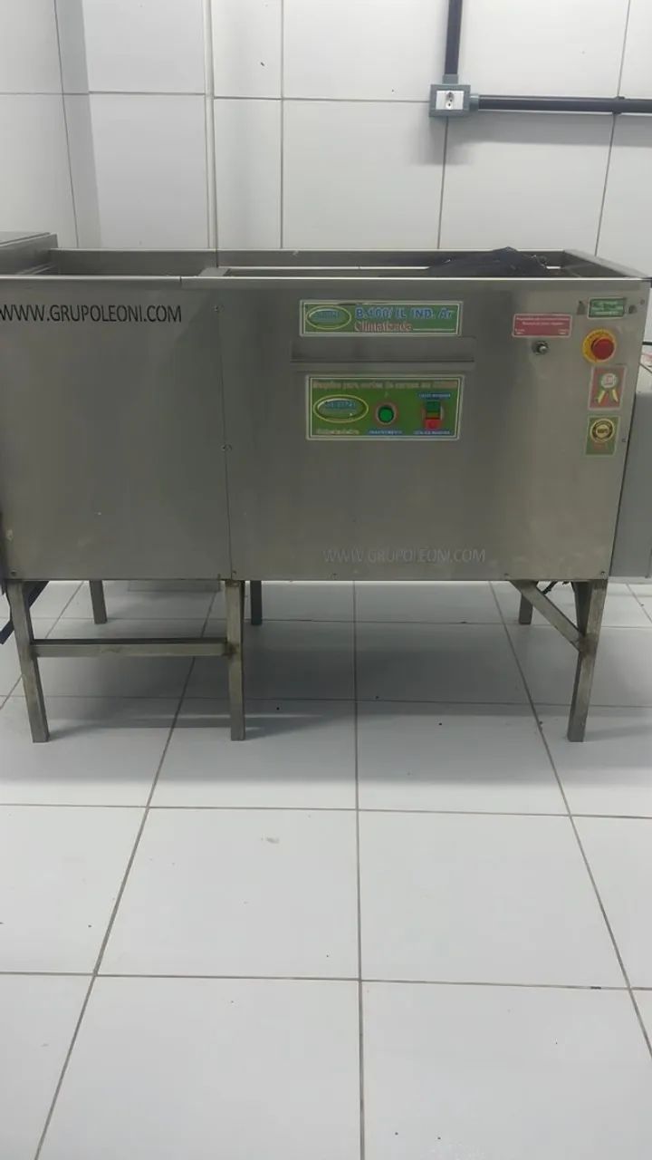 VENDO EXCELENTE MÁQUINA DE CORTAR CARNES  SEMI NOVA COM COMPRESSOR