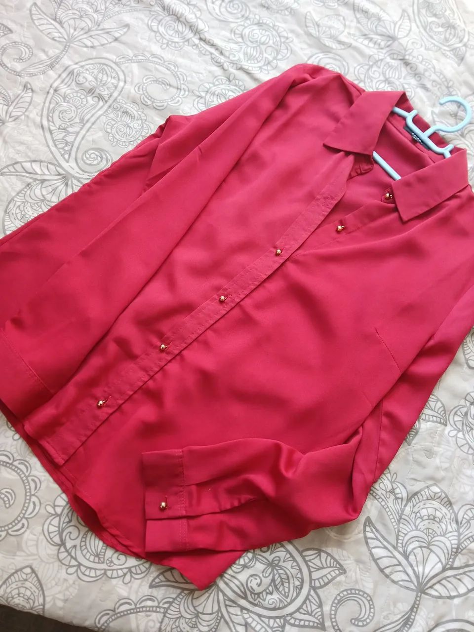 Camisa feminina com botões dourados - Foto 3