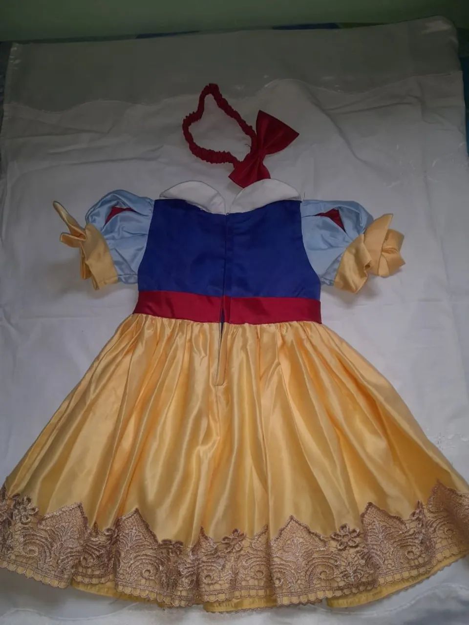 Vendo-se vestidos temáticos