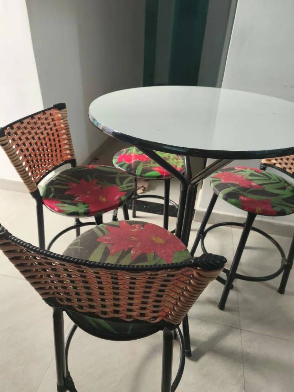 MESA COM 4 CADEIRAS - Foto 2