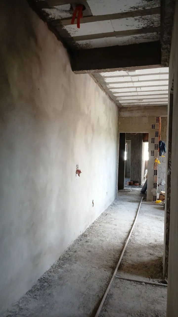 Contrata pedreiro para reboco de fachada.