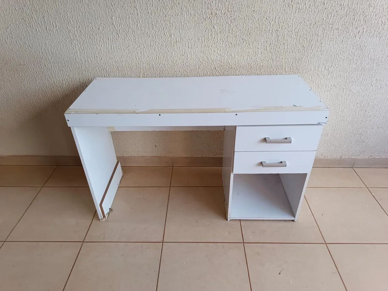 Escrivaninha mdf com duas gavetas R$ 150,00