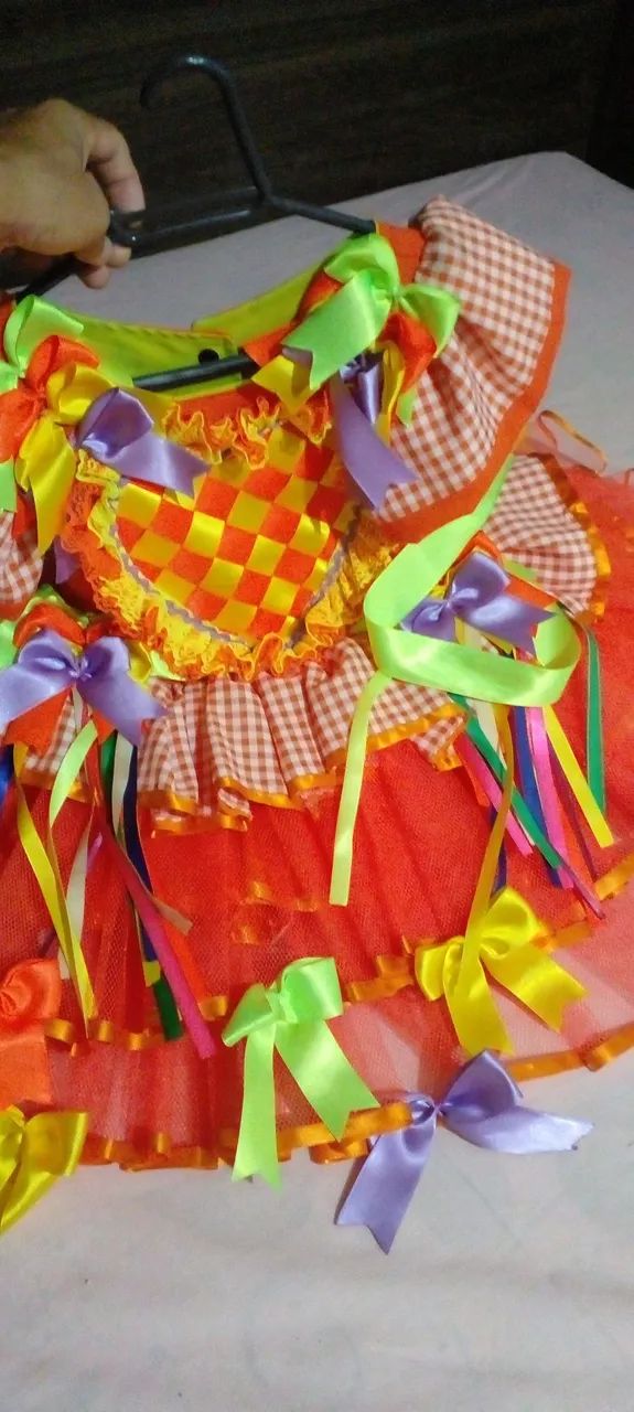 Vendo vestido junino p criança d 5 anos acompanha os lacinhos usado 1 vez em perfeito esta - Foto 2