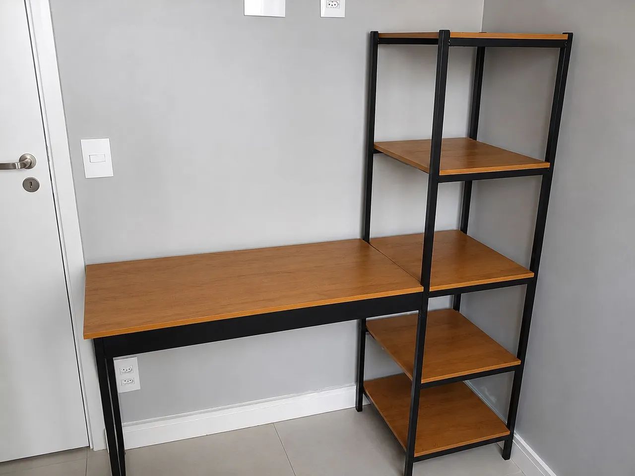 Mesa de escritório com estante