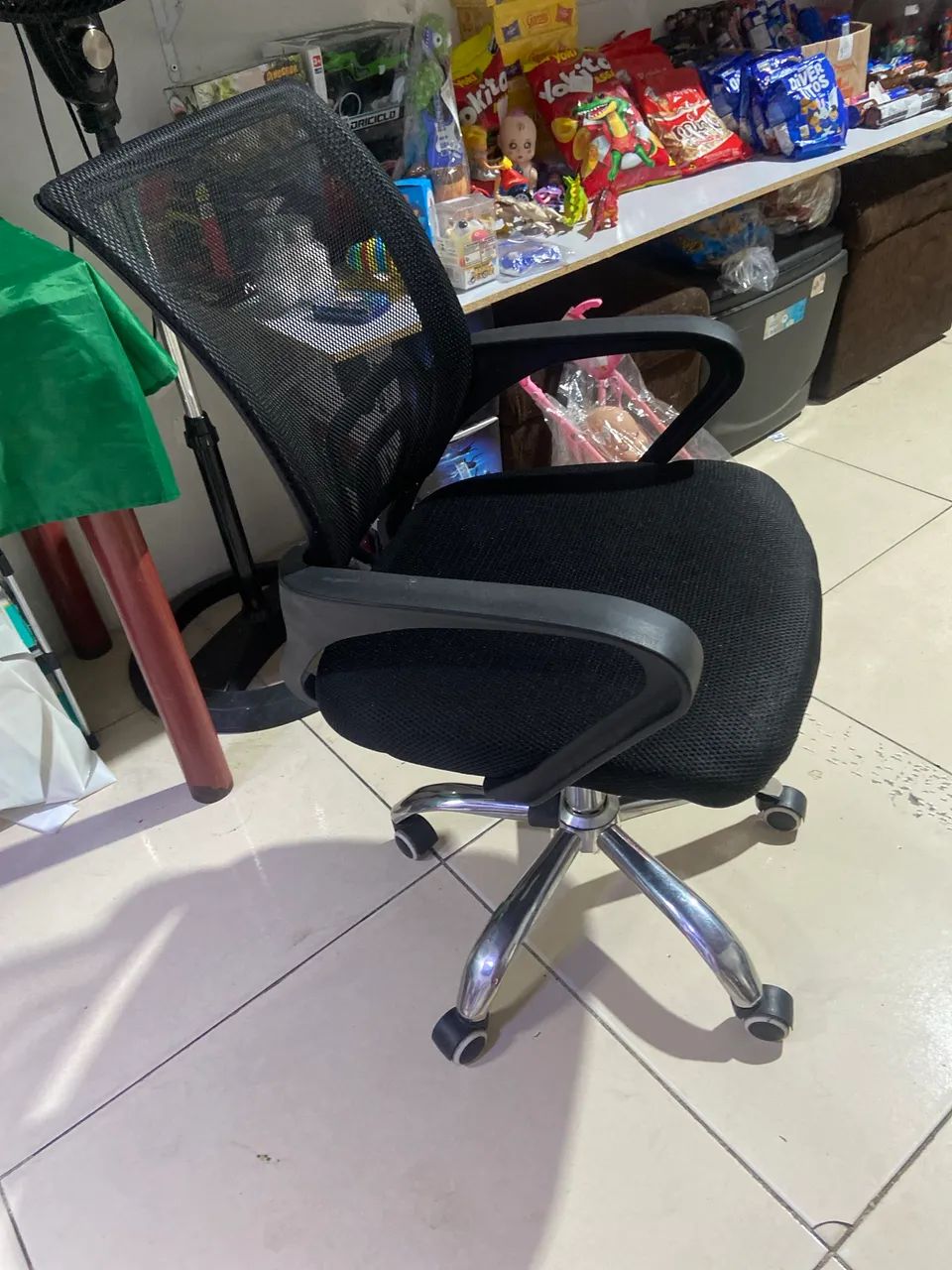 Vendo cadeira de escritório nova  - Foto 2