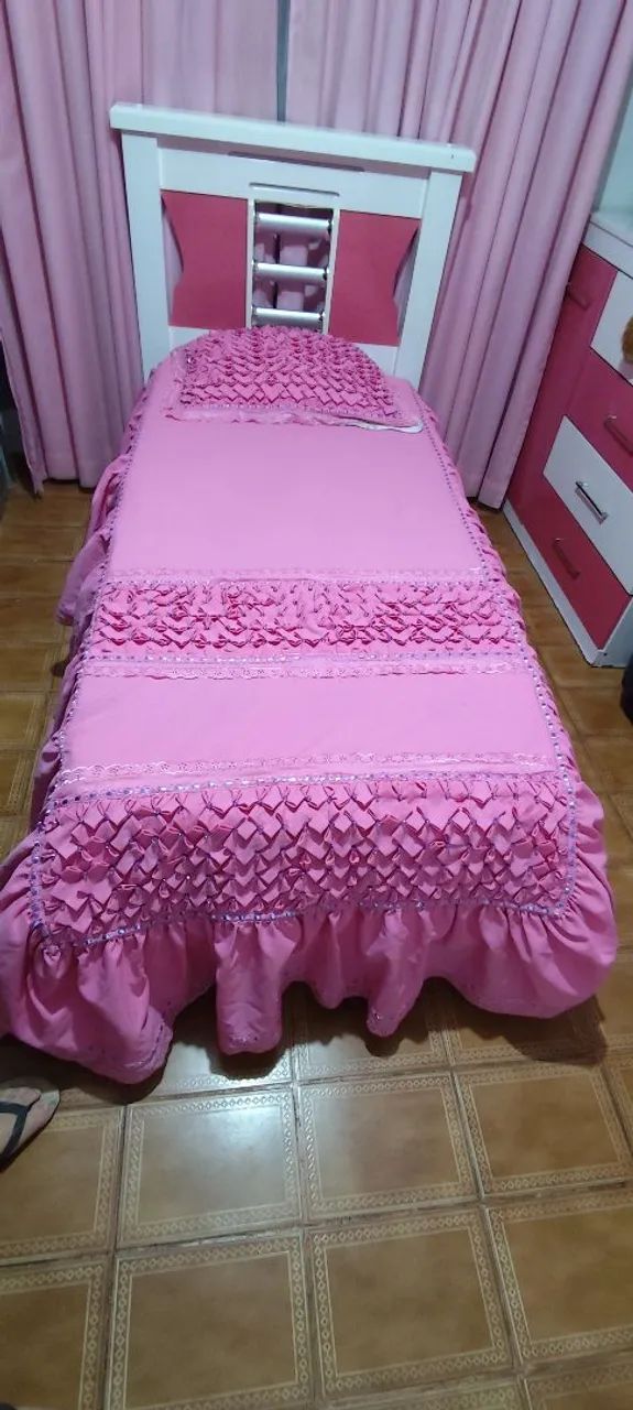 Colcha Rosa Bordada com Pedrarias
