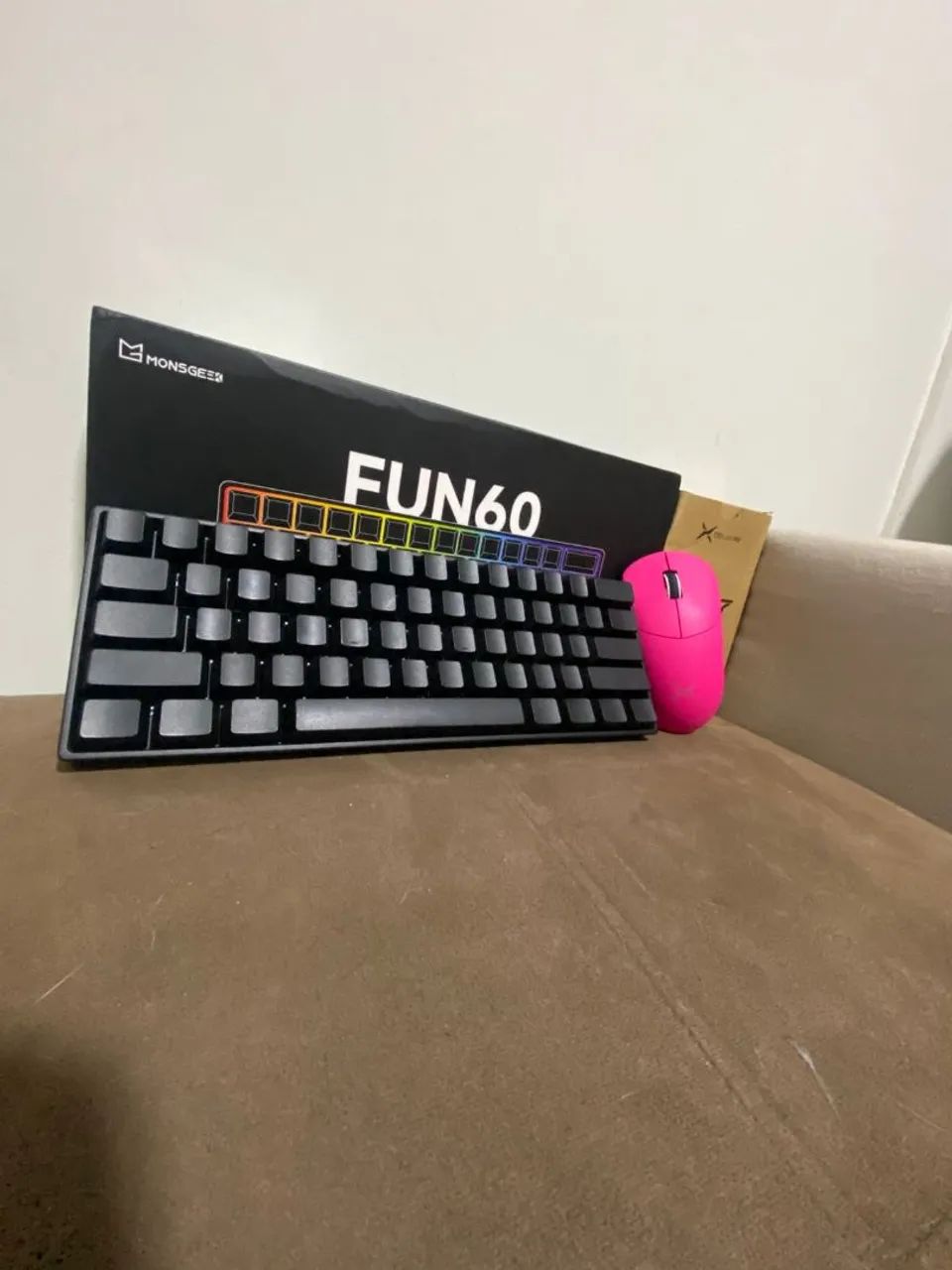 Teclado fun60 magnetico mouse delux rosa sem fio usado em estado bom
