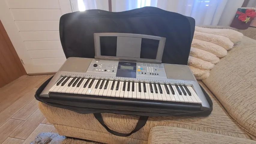 Teclado Yamaha PSR-E323 - Instrumentos musicais - Canudos, Novo