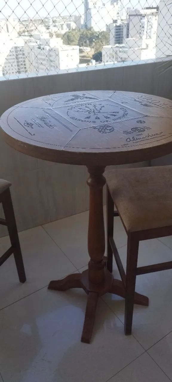 Mesa de varanda com 2 cadeiras madeira  - Foto 2