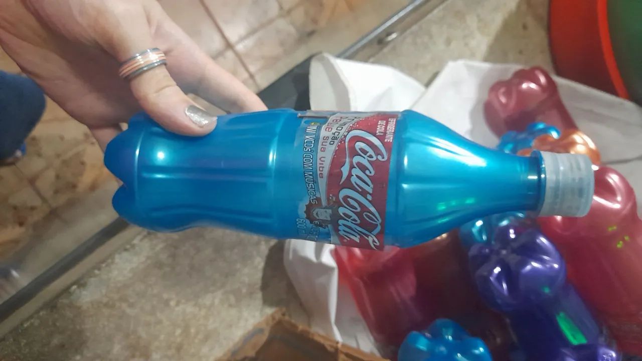 Garrafa pet Coca Cola pegue sua vibe