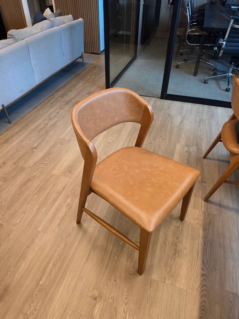 Conjunto de 4 cadeiras/poltronas de couro e madeira - Foto 2