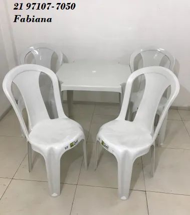 Jogo de mesa e cadeiras de plastico 