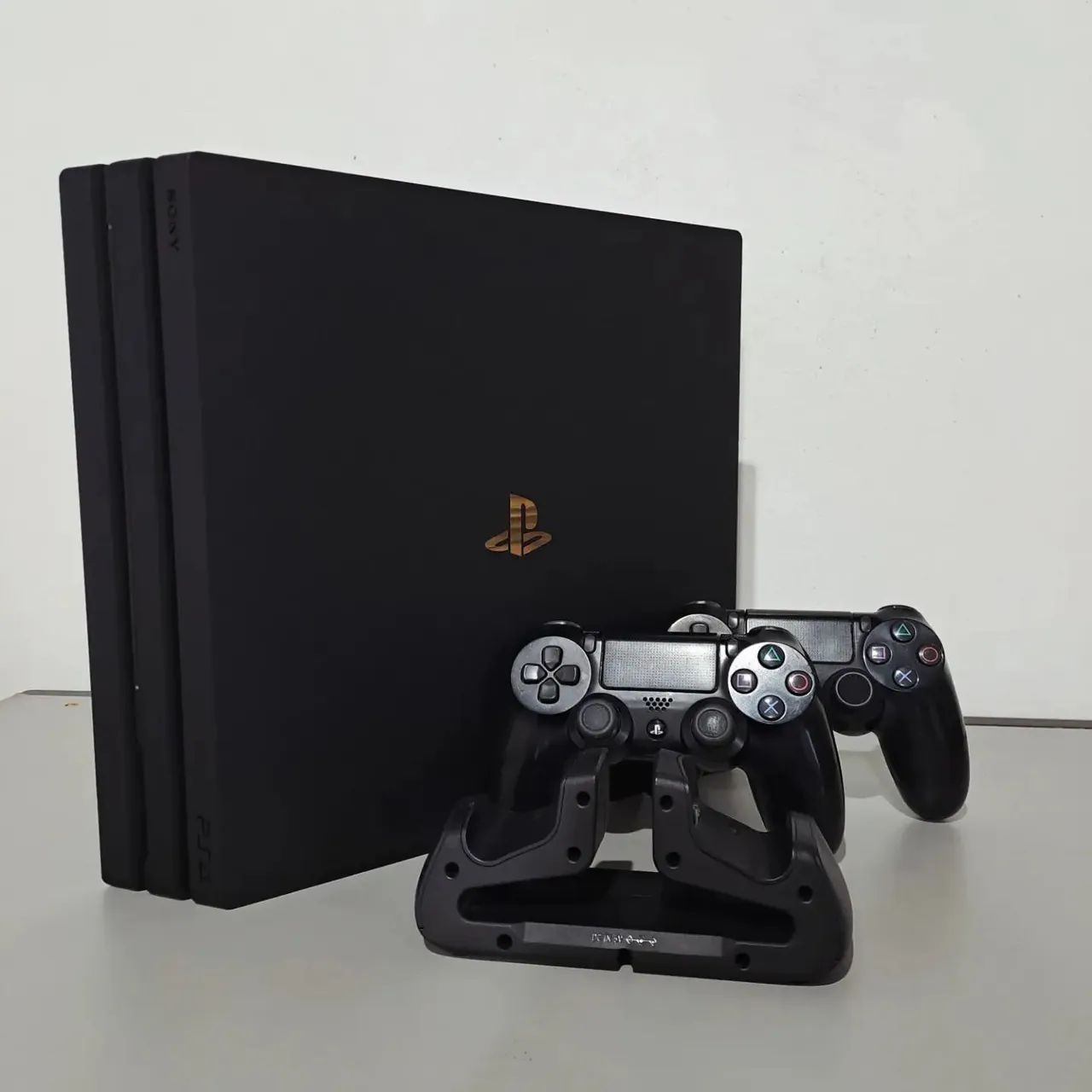 PS4 Pro 1TB com 2 controles originais e base de carregamento - SOMOS E-COMMERCE  - Foto 3