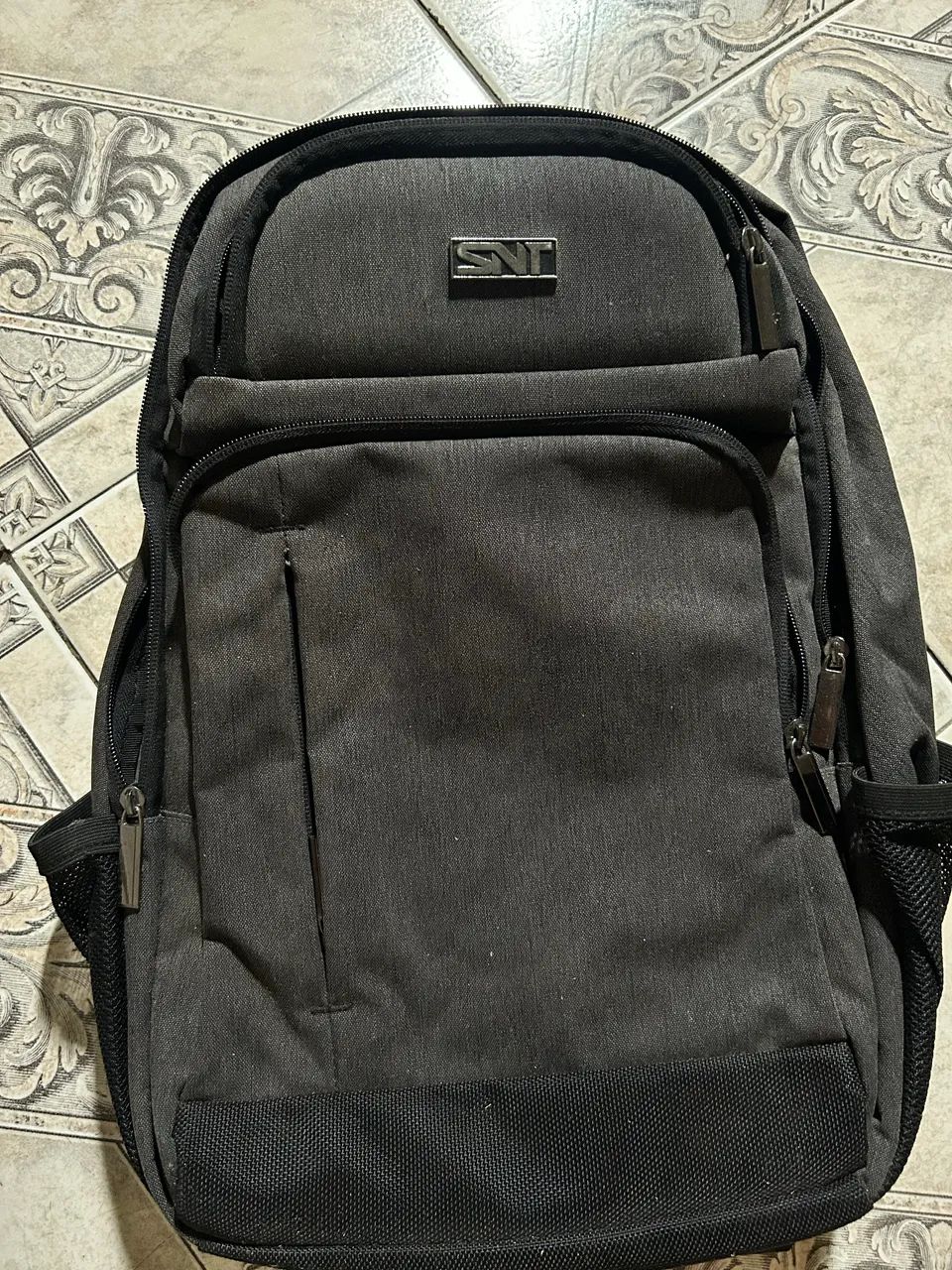 Mochila Executiva Santino (SNT) Acolchoada para Notebook - Cinza Escuro - Foto 2