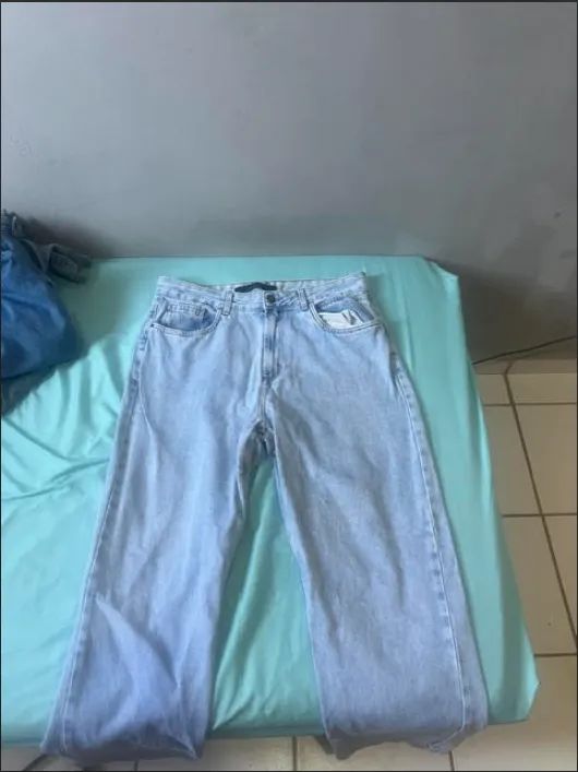 calça reta jeans marmorizada
