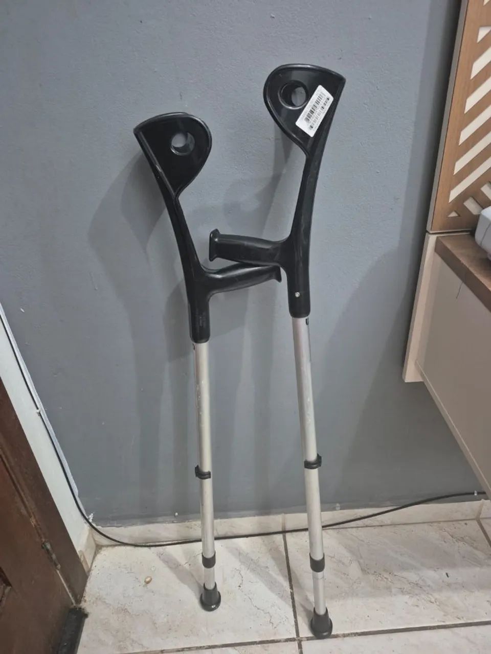 Par de muletas auxiliares canadense (até 150 kg) - usadas e reguláveis