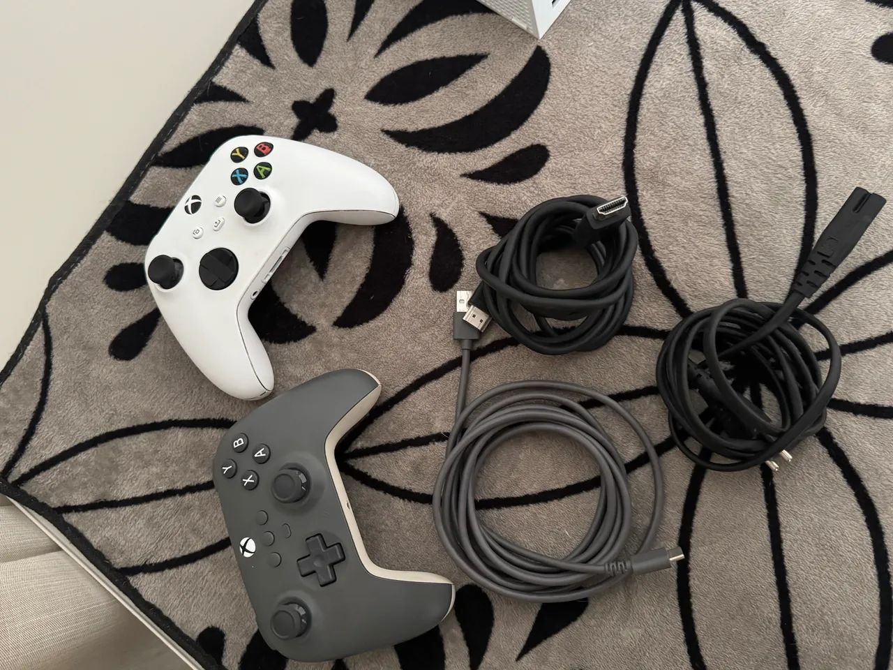 XBOX series s 512GB + com dois controles e com caixa em perfeito estado 