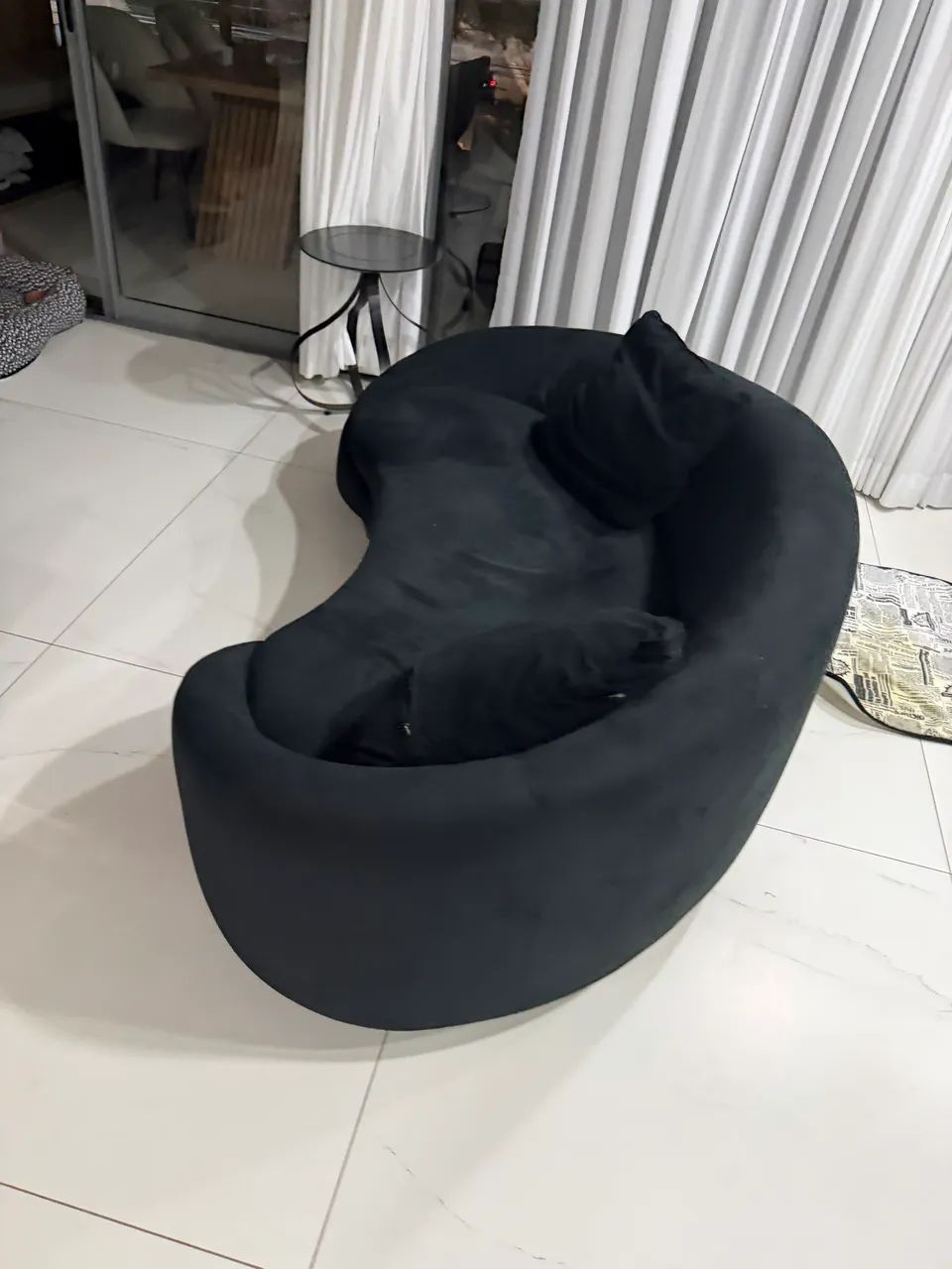 Vende se sofá 2.20 largura veludo preto  - Foto 2