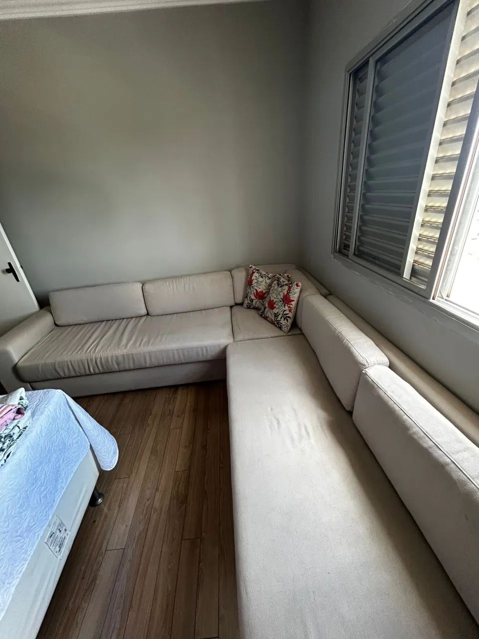 Vendo sofá tecido linho ,grande,elegante e resistente 