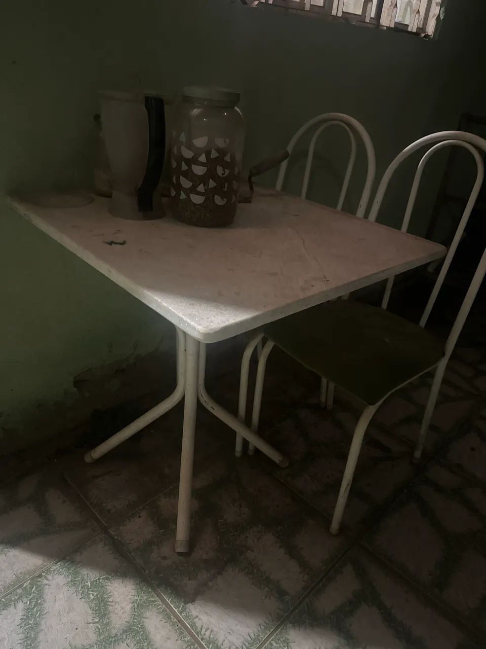 Mesa com tampo de granito muito barato.