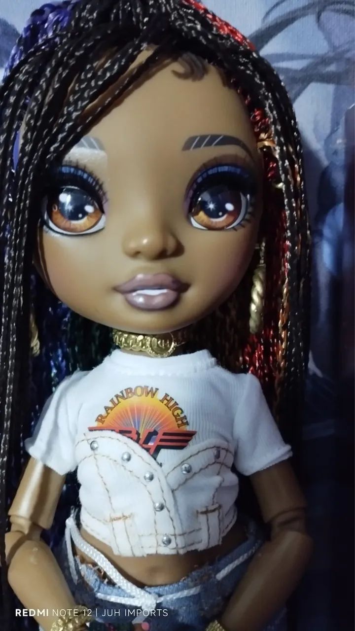 Boneca Vanessa rainbow high 